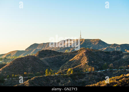 Foto von Hollywood-Schriftzug in Los Angeles bei Sonnenuntergang von Griffin Park, Kalifornien aufgenommen Stockfoto