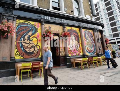 Das Elgin Public House auf der Route der Notting Hill Carnival ist in Vorbereitung, vernagelt, als Bewohner ihres Eigentums über den Sonntag und Montag, des Karnevals im Nordwesten von London schützen sollen. Stockfoto