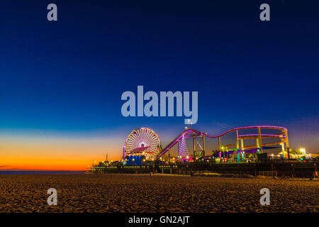 Santa Monica Pier bei Sonnenuntergang Stockfoto