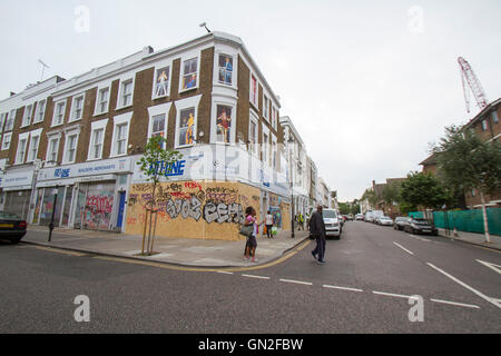 London, UK. 27. August 2016. Bewohner an Bord ihrer Eigenschaften in die Vorbereitungen für den Notting Hill Carnival erwartungsgemäß Tausende von Feiernden sind über das Wochenende und Feiertagen auf Europas größter Straßenkarneval hinabsteigen © Amer Ghazzal/Alamy Live-Nachrichten Stockfoto