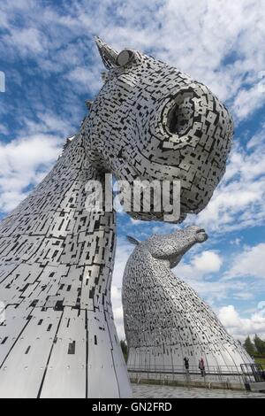 Edinburgh, UK. 27. August 2016. Die Kelpies, entworfen von Andy Scott in Falkirk an einem Sommertag. Bildnachweis: Richard Dyson/Alamy Live-Nachrichten Stockfoto