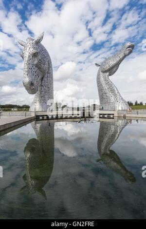 Edinburgh, UK. 27. August 2016. Die Kelpies, entworfen von Andy Scott in Falkirk an einem Sommertag. Bildnachweis: Richard Dyson/Alamy Live-Nachrichten Stockfoto