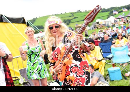 Aberystwyth Wales UK, Samstag, 27. August 2016 Tausende Menschen, darunter viele wunderbare verkleidet, Sonnen August Bank Holiday Wochenende beim großen Tribute Music Festival am Lovesgrove am Stadtrand von Aberystwyth. Das Festival, das einzige seiner ind in Wales vereint Partituren der besten Tribute-Bands des Landes. Bildnachweis: Keith Morris/Alamy Live-Nachrichten Stockfoto