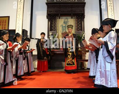 Wuxi, China Jiangsu Provinz. 27. August 2016. Kinder rezitieren Absätze von Standards für Studenten während einer Zeremonie anlässlich des neuen Semesters an Donglin-Akademie in Wuxi, der ostchinesischen Provinz Jiangsu, 27. August 2016. Bildnachweis: Sheng Guoping/Xinhua/Alamy Live-Nachrichten Stockfoto