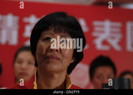 Lang Ping, ein legendärer Volleyballspieler und der aktuelle Cheftrainer der China-weibliche Volleyball-Nationalmannschaft, die chinesische Nationalmannschaft gewinnt Goldmedaille bei Olympischen Spielen 2016 Rio bei der Pressekonferenz in Hong Kong geführt. 27. August 2016. Hong Kong. 27. August 2016. Liau Chung Ren/ZUMA Liau Chung © Ren/ZUMA Draht/Alamy Live News Stockfoto