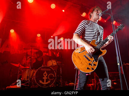 Jamel, Deutschland. 26. August 2016. Indie rock Band "Madsen" mit der Sängerin Sebastian Madsen (r) auf der Bühne auf dem Open-Air-Musikfestival "Jamel Rockt Den Förster" - Rock-Musik gegen Rechtsextremismus - in Jamel, Deutschland, 26. August 2016. Das Festival feiert sein 10-jähriges Jubiläum. Foto: Axel Heimken/Dpa/Alamy Live News Stockfoto