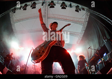 Jamel, Deutschland. 26. August 2016. Indie-Rock-Band "Madsen" mit dem Sänger Sebastian Madsen (m) führt auf der Bühne auf dem Open-Air-Musikfestival "Jamel Rockt Den Förster" - Rock-Musik gegen Rechtsextremismus - in Jamel, Deutschland, 26. August 2016. Das Festival feiert sein 10-jähriges Jubiläum. Foto: Axel Heimken/Dpa/Alamy Live News Stockfoto