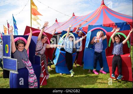 Aberystwyth Wales UK, Samstag, 27. August 2016 Tausende Menschen, darunter viele wunderbare verkleidet, Sonnen August Bank Holiday Wochenende beim großen Tribute Music Festival am Lovesgrove am Stadtrand von Aberystwyth. Das Festival, das einzige seiner ind in Wales vereint Partituren der besten Tribute-Bands des Landes. Bildnachweis: Keith Morris/Alamy Live-Nachrichten Stockfoto