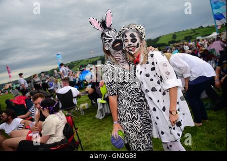 Aberystwyth Wales UK, Samstag, 27. August 2016 Tausende Menschen, darunter viele wunderbare verkleidet, Sonnen August Bank Holiday Wochenende beim großen Tribute Music Festival am Lovesgrove am Stadtrand von Aberystwyth. Das Festival, das einzige seiner ind in Wales vereint Partituren der besten Tribute-Bands des Landes. Bildnachweis: Keith Morris/Alamy Live-Nachrichten Stockfoto