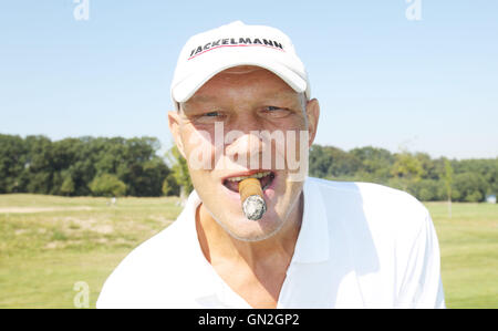 Leipzig, Deutschland. 27. August 2016. Ehemaliger deutscher Boxer Axel Schulz stellt im Zusammenhang mit der GRK Golf Charity Masters in Machern bei Leipzig, 27. August 2016. Prominente sammeln Geld für Charitbale Kinder Organisationen an, was, laut Veranstalter, das größte Golf-Charity-Event in Deutschland. Foto: Sebastian Willnow/Dpa/Alamy Live News Stockfoto