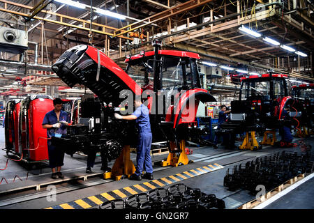 (160827)--Peking, 27. August 2016 (Xinhua)--Arbeiter produzieren "Dongfanghong" Traktoren in Luoyang, Zentral-China Henan Provinz, 15. August 2016. 1958 wurde in Luoyang Traktorenwerk, markieren den ersten Schritt der Industrie Chinas Traktor Chinas erste Caterpillar Tractor "Dongfanghong" hergestellt. In den vergangenen sechs Jahrzehnten hat die Fabrik YTO Group Corporation umbenannt 3,31 Millionen Traktoren und 2,45 Millionen Power Machines produzierte.     Gürtel und Road Initiative Möglichkeit YTO die zur Weiterentwicklung. In den letzten Jahren erbaute YTO mehrere Fabriken in Serbien, Südafrika Stockfoto