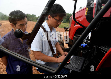 (160827)--Peking, 27. August 2016 (Xinhua)--Arbeiter testen "Dongfanghong" Traktor in Luoyang, Zentral-China Henan Provinz, 17. August 2016. 1958 wurde in Luoyang Traktorenwerk, markieren den ersten Schritt der Industrie Chinas Traktor Chinas erste Caterpillar Tractor "Dongfanghong" hergestellt. In den vergangenen sechs Jahrzehnten hat die Fabrik YTO Group Corporation umbenannt 3,31 Millionen Traktoren und 2,45 Millionen Power Machines produzierte.     Gürtel und Road Initiative Möglichkeit YTO die zur Weiterentwicklung. In den letzten Jahren gebaut YTO mehrere Fabriken in Serbien, Südafrika, P Stockfoto