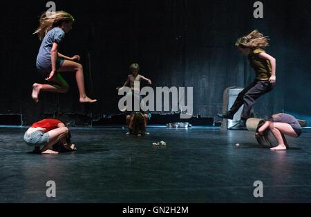 Edinburgh, UK. 27. August 2016. Roh, durchgeführt von belgischen Dance Company stellt Kabinet K auf dem Edinburgh International Festival Kinder direkt in den Mittelpunkt ihrer Arbeit mächtig, energiereiche Tanztheater. Choreographiert von Witz Laureyns und Kwint Manshoven mit live-Musik von Thomas Devos sieben Kinder im Alter zwischen 8 und 12 Jahren bewohnen eine Trümmern übersäte Landschaft aus Dosen, Felsen und einem schmutzigen Matratze. Bildnachweis: Richard Dyson/Alamy Live-Nachrichten Stockfoto