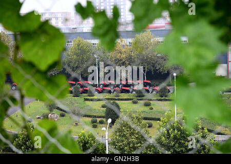 (160827)--Peking, 27. August 2016 (Xinhua)--"Dongfanghong" Traktoren sind bei YTO Company in Luoyang, Zentral-China Henan Provinz, 16. August 2016 gesehen. 1958 wurde in Luoyang Traktorenwerk, markieren den ersten Schritt der Industrie Chinas Traktor Chinas erste Caterpillar Tractor "Dongfanghong" hergestellt. In den vergangenen sechs Jahrzehnten hat die Fabrik YTO Group Corporation umbenannt 3,31 Millionen Traktoren und 2,45 Millionen Power Machines produzierte.     Gürtel und Road Initiative Möglichkeit YTO die zur Weiterentwicklung. In den letzten Jahren mehrere Fabriken in Serbien, südlich gebaut YTO Stockfoto