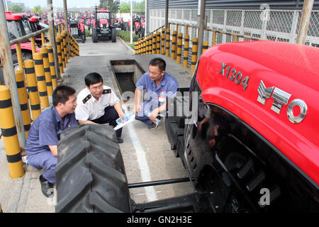 (160827)--Peking, 27. August 2016 (Xinhua)--ein Zollbeamter prüft einen "Dongfanghong" Traktor in Luoyang, Zentral-China Henan Provinz, 26. Juli 2013. 1958 wurde in Luoyang Traktorenwerk, markieren den ersten Schritt der Industrie Chinas Traktor Chinas erste Caterpillar Tractor "Dongfanghong" hergestellt. In den vergangenen sechs Jahrzehnten hat die Fabrik YTO Group Corporation umbenannt 3,31 Millionen Traktoren und 2,45 Millionen Power Machines produzierte.     Gürtel und Road Initiative Möglichkeit YTO die zur Weiterentwicklung. In den letzten Jahren mehrere Fabriken in Serbien, Sou gebaut YTO Stockfoto