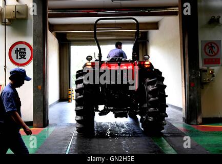 (160827)--Peking, 27. August 2016 (Xinhua)--ein Arbeitnehmer fährt einen "Dongfanghong" Traktor aus Fabrik in Luoyang, Zentral-China Henan Provinz, 15. August 2016. 1958 wurde in Luoyang Traktorenwerk, markieren den ersten Schritt der Industrie Chinas Traktor Chinas erste Caterpillar Tractor "Dongfanghong" hergestellt. In den vergangenen sechs Jahrzehnten hat die Fabrik YTO Group Corporation umbenannt 3,31 Millionen Traktoren und 2,45 Millionen Power Machines produzierte.     Gürtel und Road Initiative Möglichkeit YTO die zur Weiterentwicklung. In den letzten Jahren gebaut YTO mehrere Fabriken in Serbi Stockfoto