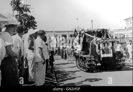 (160827)--Peking, 27. August 2016 (Xinhua)--Datei Foto am 20. Juli 1958 zeigt den ersten "Dongfanghong" Traktor von Luoyang erste Traktor-Fabrik in Luoyang, Henan Provinz Zentral-China produziert. 1958 wurde in Luoyang Traktorenwerk, markieren den ersten Schritt der Industrie Chinas Traktor Chinas erste Caterpillar Tractor "Dongfanghong" hergestellt. In den vergangenen sechs Jahrzehnten hat die Fabrik YTO Group Corporation umbenannt 3,31 Millionen Traktoren und 2,45 Millionen Power Machines produzierte. Gürtel und Road Initiative Möglichkeit YTO die zur Weiterentwicklung. In der jüngsten Stockfoto