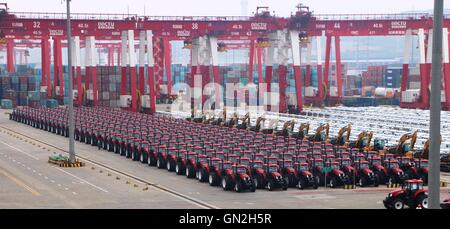 (160827)--Peking, 27. August 2016 (Xinhua)--"Dongfanghong" Traktoren, Versand nach Kuba, Parken am Hafen in Qingdao, der ostchinesischen Provinz Shandong, 16. Juli 2015. 1958 wurde in Luoyang Traktorenwerk, markieren den ersten Schritt der Industrie Chinas Traktor Chinas erste Caterpillar Tractor "Dongfanghong" hergestellt. In den vergangenen sechs Jahrzehnten hat die Fabrik YTO Group Corporation umbenannt 3,31 Millionen Traktoren und 2,45 Millionen Power Machines produzierte. Gürtel und Road Initiative Möglichkeit YTO die zur Weiterentwicklung. In den letzten Jahren YTO mehrere Fabriken gebaut ich Stockfoto