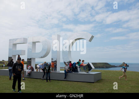 Gower, Swansea, Wales, Großbritannien. 27. August 2016.  Die Menschen strömen zum Rhossili, Gower, South Wales anzeigen und Fotografieren mit der riesigen Visit Wales, epische Zeichen haben. Die Rate ist zur Förderung der Jahr Abenteuer 2016, die darauf abzielt, markieren Sie die vielen Möglichkeiten für Abenteuer in Wales. Bildnachweis: Robert Melen/Alamy Live-Nachrichten Stockfoto