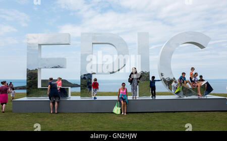 Gower, Swansea, Wales, Großbritannien. 27. August 2016.  Die Menschen strömen zum Rhossili, Gower, South Wales anzeigen und Fotografieren mit der riesigen Visit Wales, epische Zeichen haben. Die Rate ist zur Förderung der Jahr Abenteuer 2016, die darauf abzielt, markieren Sie die vielen Möglichkeiten für Abenteuer in Wales. Bildnachweis: Robert Melen/Alamy Live-Nachrichten Stockfoto