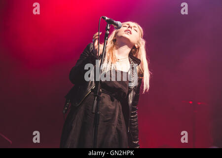 West Yorkshire, UK, UK. 27. August 2016. LOTTI BENARDOUT der britischen electronic Group "Haelos" führt, während Leeds Festival Tag 2. Bildnachweis: Myles Wright/ZUMA Draht/Alamy Live-Nachrichten Stockfoto