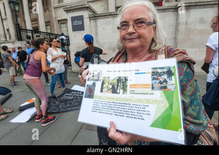 London, UK. 27. August 2016. Eine Demonstration von Help4Refugee Kindern, Syrien Solidaritätskampagne, Calais Aktion & RS21 auf dem Trafalgar Square genannt genannt für Flüchtlinge, wie Menschen behandelt werden und durch die Genfer Flüchtlingskonvention und späteren Vereinbarungen festgelegten Rechte gegeben werden. Marjorie, hält eine pensionierte Krankenschwester/Hebamme ein Plakat über ihr Projekt, eine syrische Flüchtlingsfamilie aufgeteilt zwischen der Türkei, Griechenland und Deutschland zu unterstützen. Peter Marshall/Alamy Live-Nachrichten Stockfoto