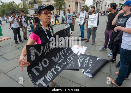 London, UK. 27. August 2016. Mitglied im Ruhestand RMT hält ein Plakat gegen Rassismus und Krieg bei einer Demonstration von Help4Refugee Kindern, Syrien Solidaritätskampagne, Calais Aktion & RS21 auf dem Trafalgar Square für Flüchtlinge, wie Menschen behandelt werden und durch die Genfer Flüchtlingskonvention und späteren Vereinbarungen festgelegten Rechte gegeben werden genannt. Sie sagen, Behandlung von Flüchtlingen in unmenschlicher Weise, die wir derzeit sehen, ist nicht akzeptabel - kein Mensch ist illegal - und sie sollten die gleichen Menschenrechte wie unsere eigenen und nicht Asyl verweigert oder von der Polizei schikaniert und trieben in schockierend, Untermenschen Bedingungen wie z. B. die "Ju Stockfoto