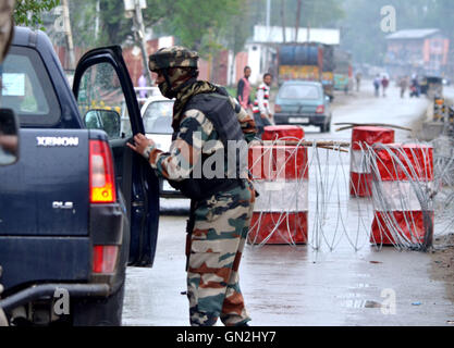 Srinaga, Kaschmir. 27. August 2016. Eine indische Armee Mann folgende Fahrzeug in Srinagar der Sommerhauptstadt von indischen gesteuert Kaschmir. Frühere gemeinsame Führung der Separatisten bat Menschen marschieren in Richtung Badami Bagh Armee Cantonment und bitten ihn, von Kaschmir zu Räumen. Regierung verhängt strenge Einschränkungen um People es March, die Armee-Camp zu stoppen. Bildnachweis: Muzamil Mattoo/Alamy Live-Nachrichten Stockfoto