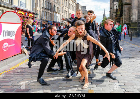 Am letzten Wochenende des Edinburgh Fringe und Festival unterhalten der Straßenkünstler Besucher, Touristen und Einheimische mit Auszügen aus ihren Shows. Mitglieder der Gesellschaft Temperament Theaterproduktion von Cambridge führen in der Royal Mile entfernt. Stockfoto