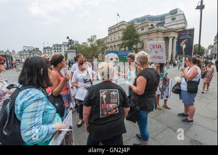 London, UK. 27. August 2016. Eine kleine Gruppe von Demonstranten marschierten rund um London, endend am Trafalgar Square aus Protest gegen den Handel mit Katze und Hundefleisch zum Verzehr, vor allem im Fernen Osten, wo lebende Tiere absichtlich und sadistisch zu Tode gefoltert in der wissenschaftlich unbegründete Überzeugung sind, dass ihnen Schmerzen zuzufügen mehr zartes Fleisch produziert, erhöht die Potenz von Männern, die es zu essen , und hilft den Menschen bei heißem Wetter kühl zu halten. Der Handel wird nächsten Monat im Parlament debattiert werden. Peter Marshall/Alamy Live-Nachrichten Stockfoto