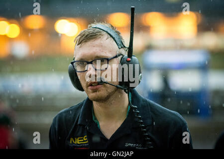 Corby, Northamptonshire, UK. 27. August 2016. Speedworks Motorsport Ingenieur beim Qualifying für den Dunlop MSA British Touring Car Championship in Rockingham Motor Speedway Credit: Gergo Toth/Alamy Live News Stockfoto