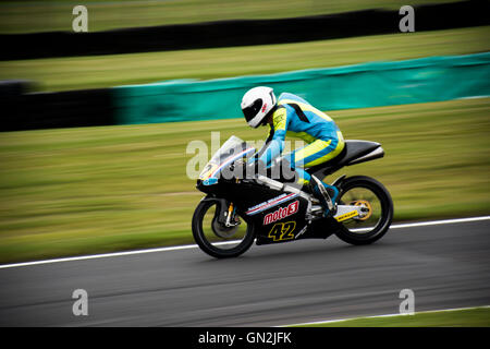 Motorrad Geschwindigkeiten in der Schwanenhals Cadwell Park, Lincolnshire, UK Stockfoto