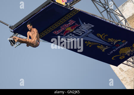 Polignano a Mare, Italien. 27. August 2016. Orlando Duque aus Kolumbien führt seine Qualifikation tauchen beim Red Bull Cliff Diving World Series Event in Polignano a Mare, Italien. Nicola Mastronardi/Alamy Live-Nachrichten Stockfoto