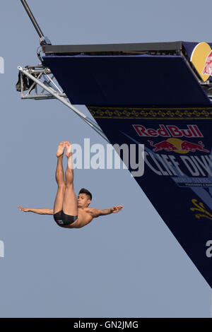 Polignano a Mare, Italien. 27. August 2016. Jonathan Paredes aus Mexiko führt seine Qualifikation tauchen beim Red Bull Cliff Diving World Series Event in Polignano a Mare, Italien. Nicola Mastronardi/Alamy Live-Nachrichten Stockfoto