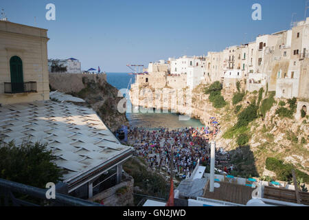 Polignano a Mare, Italien. 27. August 2016. Menschen, die Teilnahme an Red Bull Cliff Diving World Series Event in Polignano a Mare, Italien. Nicola Mastronardi/Alamy Live-Nachrichten Stockfoto