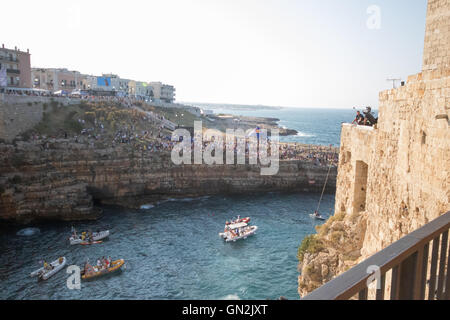 Polignano a Mare, Italien. 27. August 2016. Menschen, die Teilnahme an Red Bull Cliff Diving World Series Event in Polignano a Mare, Italien. Nicola Mastronardi/Alamy Live-Nachrichten Stockfoto