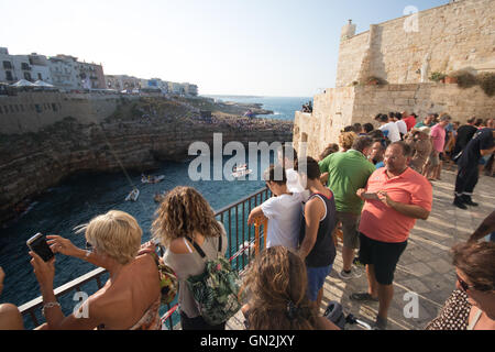 Polignano a Mare, Italien. 27. August 2016. Menschen, die Teilnahme an Red Bull Cliff Diving World Series Event in Polignano a Mare, Italien. Nicola Mastronardi/Alamy Live-Nachrichten Stockfoto