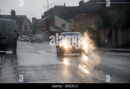 Rushden, Northampton, UK. 27. August 2016.  Donner und Regen nassen Nachmittag, in der Mitte der 1900er Jahre es über 100 Aufladung und Schuhindustrie Fabriken gab, darunter den renommierten Sanders und Sanders Entscheidungsträger für die britische Armee zu booten. Städte ehemalige Rushden Bahnhof jetzt im Besitz von Transport-Geschichtsverein Rushden, und betreibt ein Museum und ein echtes Ale Bar. Bildnachweis: Clifford Norton/Alamy Live-Nachrichten Stockfoto