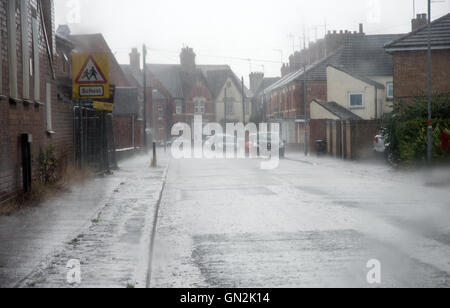 Rushden, Northampton, UK. 27. August 2016.  Donner und Regen nassen Nachmittag, in der Mitte der 1900er Jahre es über 100 Aufladung und Schuhindustrie Fabriken gab, darunter den renommierten Sanders und Sanders Entscheidungsträger für die britische Armee zu booten. Städte ehemalige Rushden Bahnhof jetzt im Besitz von Transport-Geschichtsverein Rushden, und betreibt ein Museum und ein echtes Ale Bar. Bildnachweis: Clifford Norton/Alamy Live-Nachrichten Stockfoto