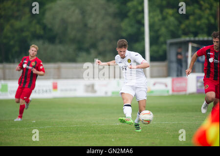 VEREINIGTES KÖNIGREICH. 27. August 2016. Evo-Stik 1.Division Süd und West; Winchester FC V Tiverton Town FC. Tiverton Town der angreifenden Verteidiger J Preis spielt sich auf der Rückseite Credit: Flashspix/Alamy Live News Stockfoto