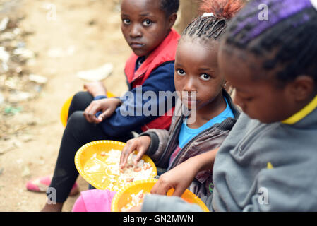 Nairobi, Kenia. 26. August 2016. Kinder haben ihre Mahlzeit in Kibera Slum, Nairobi, Hauptstadt von Kenia, am 26. August 2016. Kibera Slum ist eines der größten Slums in Afrika und der Welt. Das Ministerium der Dezentralisierung und Planung von Kenia und UN-Habitat versuchen zu helfen, diese Situation zu verbessern, aber es ist quälend langsam. © Li Baishun/Xinhua/Alamy Live-Nachrichten Stockfoto