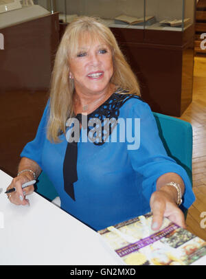 Liverpool, Vereinigtes Königreich. 27. August 2016. Pattie Boyd signierte Exemplare ihrer Autobiographie "Wonderful Tonight" bei Liverpool Central Library am Samstag Nachmittag, 27. August 2016. Die Veranstaltung war Teil des internationalen Festivals in Bealteweek. Bildnachweis: Pak Hung Chan/Alamy Live-Nachrichten Stockfoto