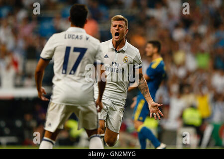 Madrid, Spanien. 27. August 2016. Toni Kroos (8) Real Madrid Spieler feiert das Ziel für das scoring 2: 1) nach. La Liga-Fußball-match zwischen Real Madrid gegen Celta de Vigo im Santiago Bernabeu Stadion in Madrid, Spanien. Bildnachweis: Aktion Plus Sport/Alamy Live-Nachrichten Stockfoto