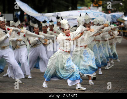 Tokio, Japan. 27. August 2016. Tänzerinnen mit Kastagnetten "Naruko" führen in den Straßen beim "Super Yosakoi 2016" Dance Festival in Tokio am 27. August 2016. Über hundert Danceteams mit rund 5.000 Menschen nahmen an der zweitägigen Festival Sommerevent. Kredite: Yoshio Tsunoda/AFLO/Alamy Live-Nachrichten Stockfoto