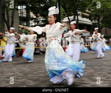 Tokio, Japan. 27. August 2016. Tänzerinnen mit Kastagnetten "Naruko" führen in den Straßen beim "Super Yosakoi 2016" Dance Festival in Tokio am 27. August 2016. Über hundert Danceteams mit rund 5.000 Menschen nahmen an der zweitägigen Festival Sommerevent. Kredite: Yoshio Tsunoda/AFLO/Alamy Live-Nachrichten Stockfoto