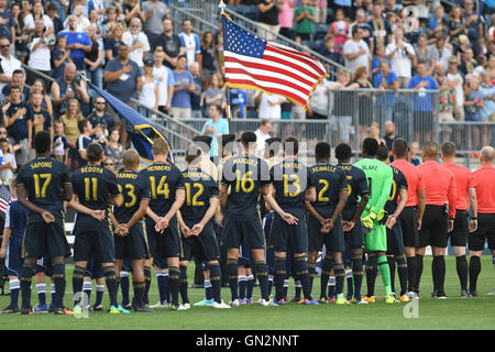 Chester, Pennsylvania, USA. 20. August 2016. Die Philadelphia Union Spieler begrüssen die Flagge während der Partie gegen Sporting KC Talen-Energie-Stadion in Chester Pa © Ricky Fitchett/ZUMA Draht/Alamy Live News Stockfoto