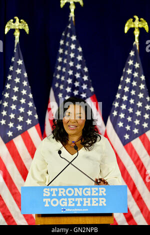 Pembroke Pines, Florida, USA. 27. August 2016. Broward County Bürgermeister Barbara Sharief besucht demokratischen Vize-Präsidentenkandidat Tim Kaine Treffen mit Bürgermeistern und gewählten Beamten für eine Sitzung im Südwesten Focal Point Senior Center am 27. August 2016 in Pembroke Pines, Florida. Bildnachweis: MediaPunch Inc/Alamy Live-Nachrichten Stockfoto