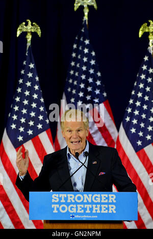 Pembroke Pines, Florida, USA. 27. August 2016. US-Senator für Florida Bill Nelson besucht demokratischen Vize-Präsidentenkandidat Tim Kaine Treffen mit Bürgermeistern und gewählten Beamten für eine Sitzung im Südwesten Focal Point Senior Center am 27. August 2016 in Pembroke Pines, Florida. Bildnachweis: MediaPunch Inc/Alamy Live-Nachrichten Stockfoto