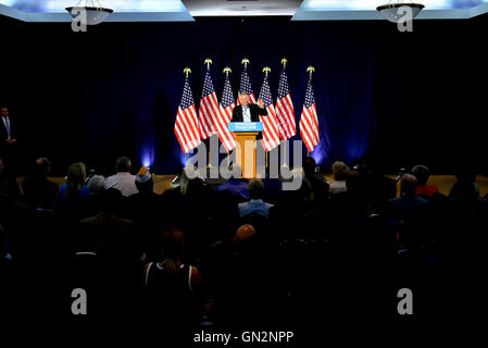 Pembroke Pines, Florida, USA. 27. August 2016. Demokratischen Vize-Präsidentenkandidat Tim Kaine Treffen mit Bürgermeistern und gewählten Beamten für eine Politik treffen im Südwesten Focal Point Senior Center am Samstag, 27. August in Pembroke Pines, Florida. Bildnachweis: MediaPunch Inc/Alamy Live-Nachrichten Stockfoto