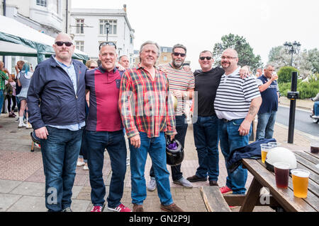 Isle of Wight, Großbritannien. 27. August 2016. Die weltweit größte Sammlung von klassischen und modernen Roller - Die Isle of Wight Internationale Scooter Rally 2016 Nick Usher, Tim Wood Colin Lowe, Richard Blair, Neal Hatfield und Gary Richardson. Jedes Jahr reisen in die Scooter Rally von Derby der Aufenthalt in einem der vielen Campingplatz zur Verfügung, die Sie gut im Voraus buchen, da die Nachfrage ist hoch wegen ca. 5000 Fahrer auf der Insel Wight Credit: Paul Chambers/Alamy Leben Nachrichten steigen Stockfoto